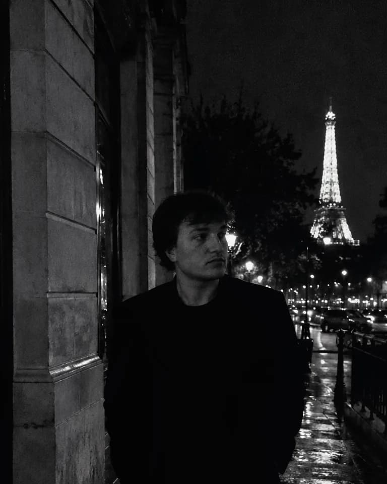 Portrait de Jérémy, sur un toit parisien de nuit